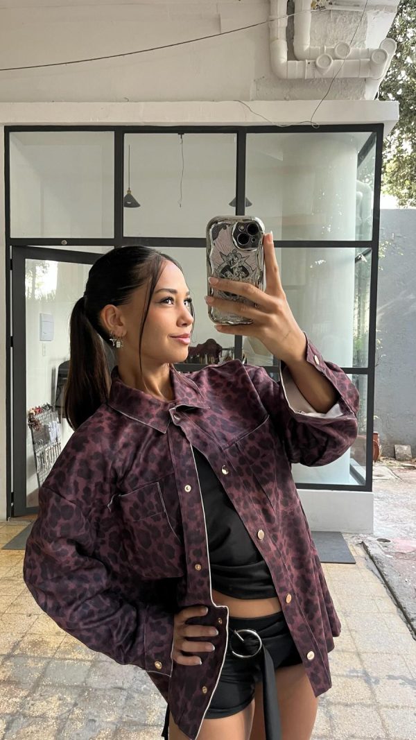 sobre camisa gamuza animal print